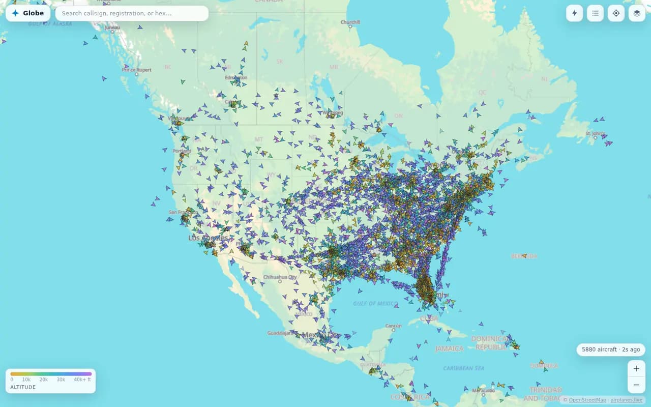 Airplanes.live live map showing thousands of aircraft over North America